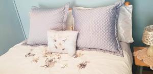 卡文Farnham House的一张带紫色和白色枕头的床