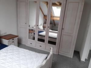 StadtsteinachHaus Lehenthaler的一间卧室配有一张床和一个大衣柜