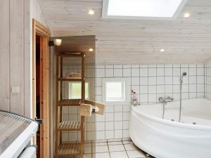 维斯特索马肯10 person holiday home in Nex的浴室配有白色浴缸和水槽