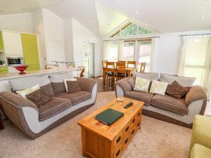 LonghopeOak Lodge的客厅配有两张沙发和一张桌子
