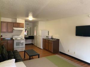 朗维尤Motel 6-Longview, TX - North的带沙发的客厅和厨房