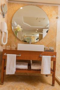 恩波其克Enjoy Dead Sea Hotel的一间带水槽和镜子的浴室