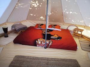 图兹拉Luna Glamping的帐篷内提供两张床