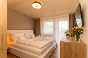 多纳瓦利Villa Gloria Rooms & Apartments的一间卧室设有一张大床和一个窗户。