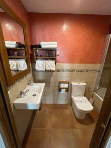托罗埃利亚-德蒙特格里方达米蒂亚酒店的一间带卫生间和水槽的浴室