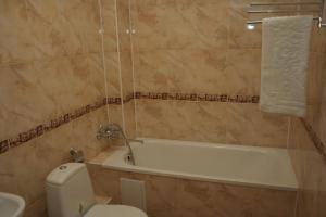 哈尔科夫亚历山大酒店的带浴缸、卫生间和盥洗盆的浴室