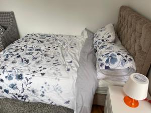 ErithAdorable Guest house的一张未铺好的床,上面有蓝色和白色的床单