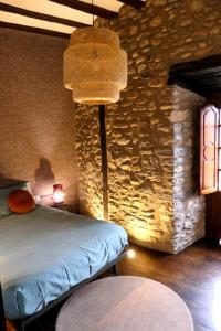奥尔杜尼亚VELASCO JAUREGIA-SIERRA DE SUEÑOS的一间卧室设有一张床和石墙