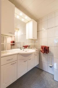 埃迪格尔-埃莱尔苏木鲁文默赛罗曼蒂克酒店的白色的浴室设有水槽和镜子