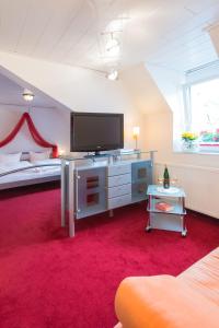 埃迪格尔-埃莱尔苏木鲁文默赛罗曼蒂克酒店的一间带电视和红地毯的客厅
