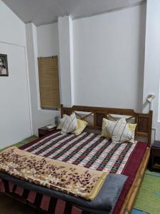GushainiThe Mother's Riverfront的一间卧室配有一张床铺,床上有毯子