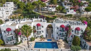 阿克亚拉尔拉贝乐加套房酒店的享有带游泳池的大型白色房屋的空中景致