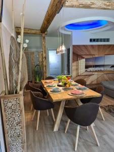 博登斯多夫Bambu Lodge @ Ossiachersee的一间带木桌和椅子的用餐室