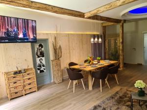 博登斯多夫Bambu Lodge @ Ossiachersee的一间带木桌和椅子的用餐室