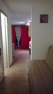 塞拉克QUEYRAS的走廊上设有红色窗帘的房间