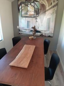 MatslootBuiten Huisje aan de Vaart 1的餐桌和木板