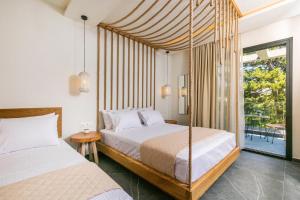 斯卡拉伯塔麦斯La Isola Verde的一间卧室设有两张床和大窗户