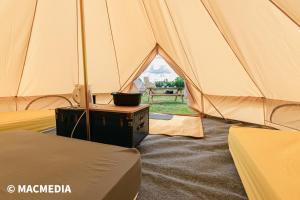 温彻斯特Bell tent glamping at Marwell Resort的一个大帐篷,里面设有一张桌子