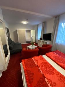 Hemfurth-EderseeHotel Pension Haus Talblick Edersee的酒店客房带两张床和一个客厅