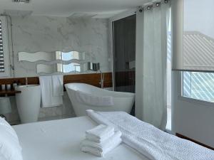 菲利普斯堡The Black Palm的白色的浴室设有浴缸和水槽。