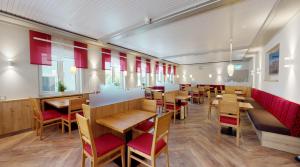 罗滕堡罗藤伯格酒店的餐厅设有木桌和红色椅子