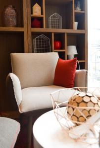 杜柏卡莱彻酒店的客厅里一张带红色枕头的沙发