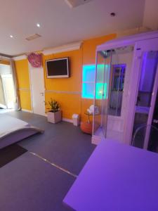 纳瓦尔卡内罗Hotel Rural Mansión的客房设有带淋浴和电视的客房。