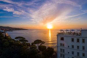 圣安吉洛地中海酒店的享有建筑和大海的日落美景