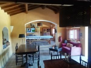 米尔芳提斯城Monte Do Adail Turismo Rural Casa De Campo的客厅配有沙发和桌子