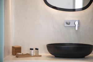 费拉Caldera Cliff Illusion的一个带黑碗水槽的柜台浴室