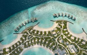 北马累环礁Patina Maldives, Fari Islands的海滩上的度假村的空中景致