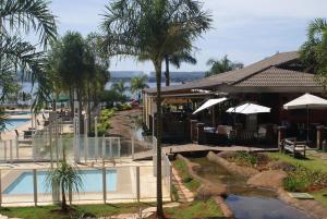 巴西利亚Flat Life Resort com serviço diário de limpeza的一个带游泳池和餐厅的一个度假胜地