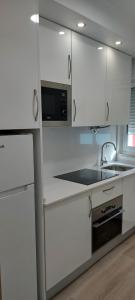 波尔蒂芒CASA BIA的白色的厨房配有水槽和微波炉