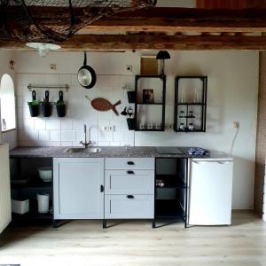 BarltDe Olle Uhlhoff的白色的厨房设有水槽和台面