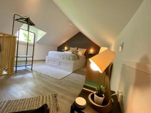 Chilleurs-aux-BoisJiwe的阁楼卧室配有床和灯