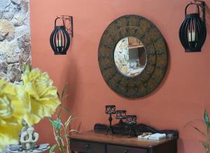 埃尔巴列德安通Valle Luna的一间设有镜子和木桌的客房