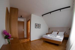 森克Hiša na Vrtu的一间小卧室,配有一张床和一个楼梯