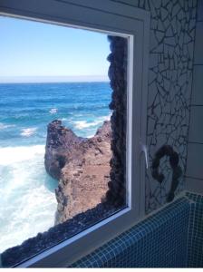 圭马尔Romantic Atlantic的海景浴室窗户