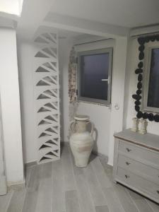 圭马尔Romantic Atlantic的楼梯旁的带花瓶的房间