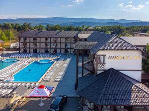 索洛特维诺Nikoletta的享有酒店空中美景,设有游泳池