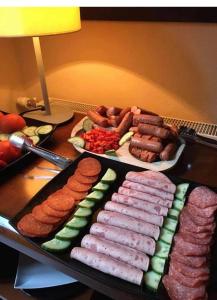 艾斯特根中庭旅馆的餐桌上摆放着不同种类的肉类和蔬菜