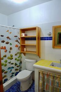 拉斯加勒拉斯Apart-Hotel Garden Villa的浴室配有卫生间、淋浴和盥洗盆。