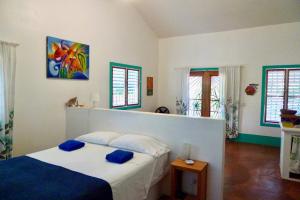 拉斯加勒拉斯Apart-Hotel Garden Villa的一间卧室配有一张带蓝色枕头的床。