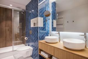 拉塔朱拉塔贝斯特韦斯特酒店的浴室配有2个盥洗盆、卫生间和淋浴。
