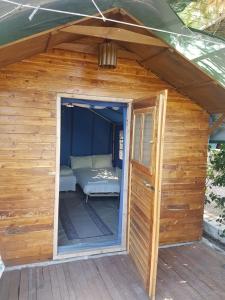 纳夫普利翁XeniCamp-Retreat的一个小木棚,里面放一张床