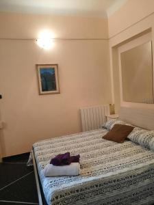 热那亚Appartamento Tolemaide的一间卧室配有两张带毛巾的床