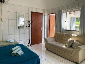 库亚巴Aluguel de loft mobiliado em Cuiabá的带沙发、沙发和桌子的客厅