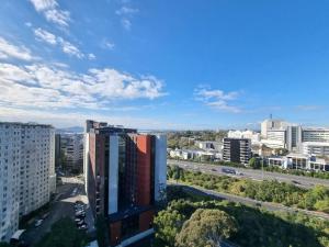 奥克兰Oceania City Fringe w Views Free Parking WiFi的享有拥有建筑和高速公路的城市美景