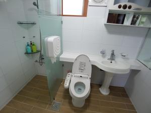 济州市邦旅馆的一间带卫生间和水槽的小浴室