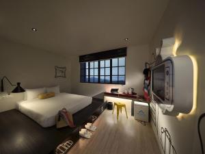 云顶高原Resorts World Genting - Genting SkyWorlds Hotel的一间卧室配有一张床和一台电视。